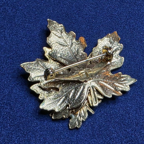 Gold and Green Leaf Brooch 637 - Picture 2 of 3
